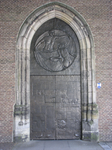 901145 Afbeelding van de door de Utrechtse beeldhouwer Theo van de Vathorst vervaardigde toegangsdeur van de Domkerk ...